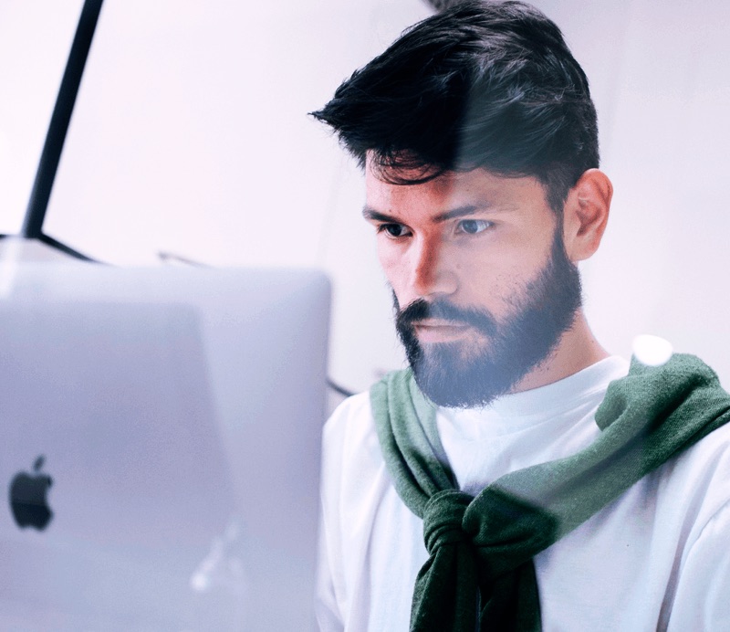 Profesional trabajando frente a un computador