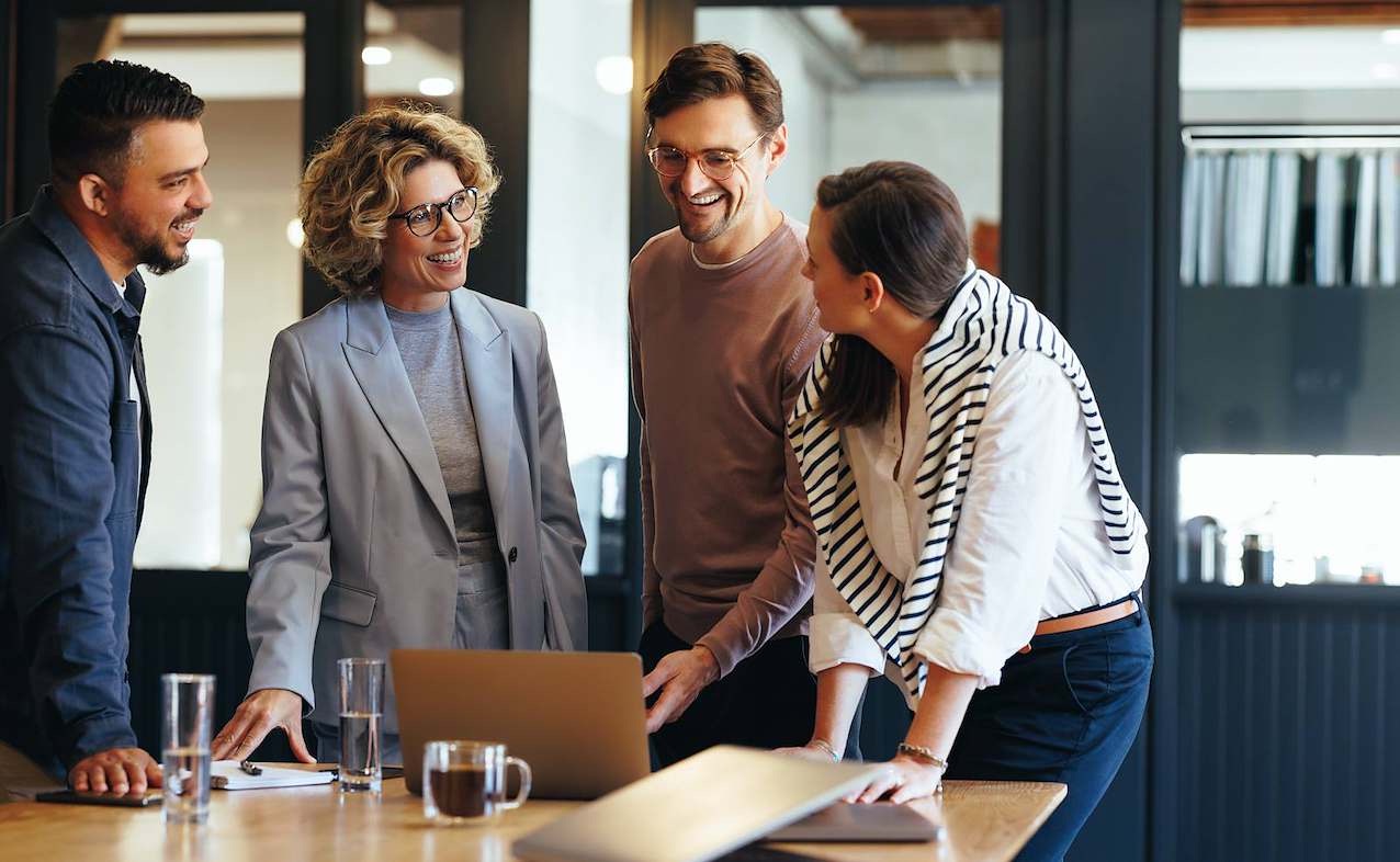 Equipo reunido en torno a un computador